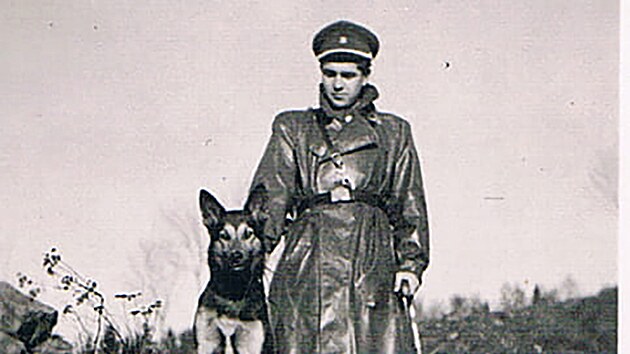 Psi t�ko sn�eli �ast� zm�ny psovod� p�i pr�ci na hranic�ch.