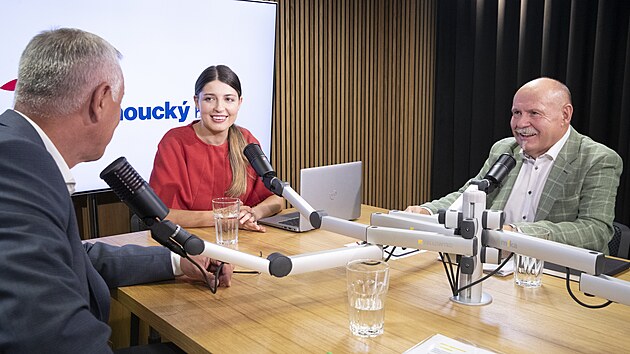 Host� po�adu Rozst�el Josef Such�nek, STAN, SNK ED a Ladislav Okle�t�k, ANO (vpravo).