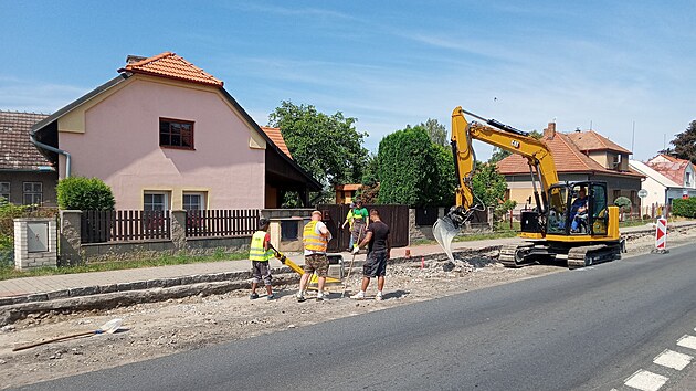 Rekonstrukce prtahu Krchleb a po sousedn Vechlapy na run silnici I/38 mezi Nymburkem a Mladou Boleslav zaala 1. ervence. Pi vech tech nvtvch MF DNES panoval na staveniti il pracovn ruch. (31. ervence 2024)