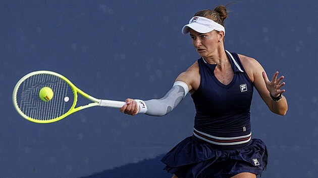 Barbora Krej��kov� hraje forhend v prvn�m kole US Open.