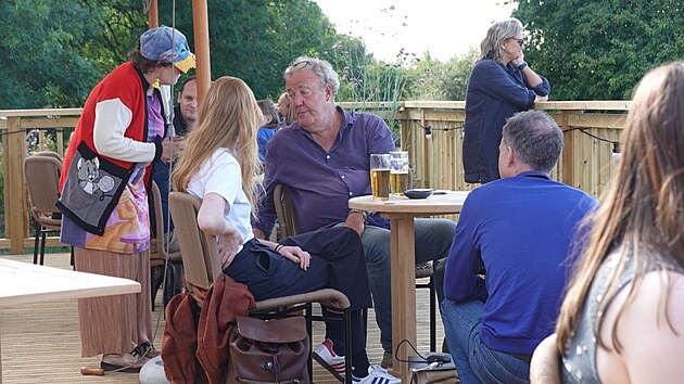 Jeremy Clarkson pivtal bhem oteven sv nov hospody asi ti stovky lid. Jeho podnik se zamuje na podporu mstnho zemdlstv, Clarkson zdrazuje, e ve, co se v nm podv, se vyrb v mst, krom chininu v toniku. (23. srpna 2024)