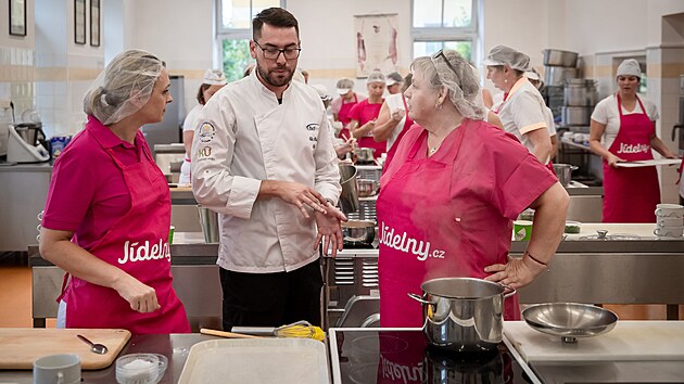 U pracovnch desek spolu va eny po dvou. Msto obvyklch t set nebo esti set porc pipravuj ale jen tyi.