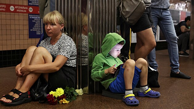 Lid se ukvaj ped ruskm raketovm tokem v kyjevskm metru. (26. srpna 2024)