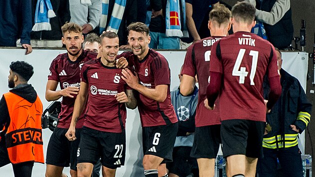 Radost sparanskch fotbalist z vedoucho glu v utkn zvrenho pedkola...