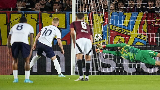 Sparťansk&yacute; brank&aacute;ř Peter Vindahl chyt&aacute; penaltu v kl&iacute;čov&eacute;m utk&aacute;n&iacute; o Ligu mistrů...