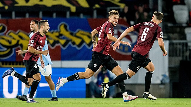 Vysmt sparansk fotbalista Matj Ryne b oslavit dleitou druhou branku...