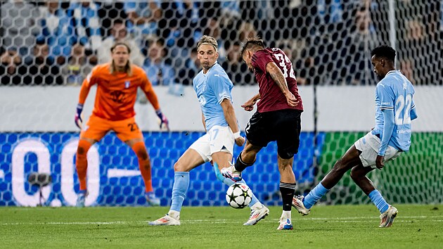 Mat�j Ryne� st��l� druh� g�l Sparty v �vodn�m utk�n� z�v�re�n�ho p�edkola Ligy mistr� na p�d� �v�dsk�ho Malm�.