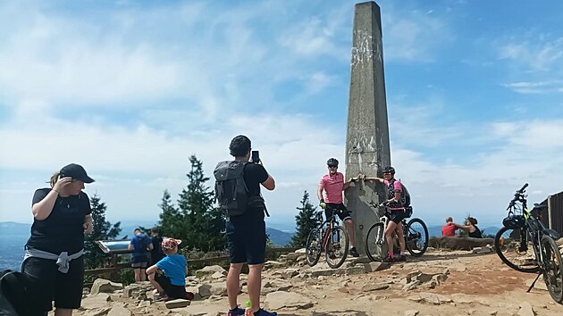 Vylpnout na Lysou horu, nejvy vrchol Moravskoslezskch Beskyd, a nemt fotografii, nejlpe selfie? To u vtiny turist nepipad v vahu. (20. srpna 2024)