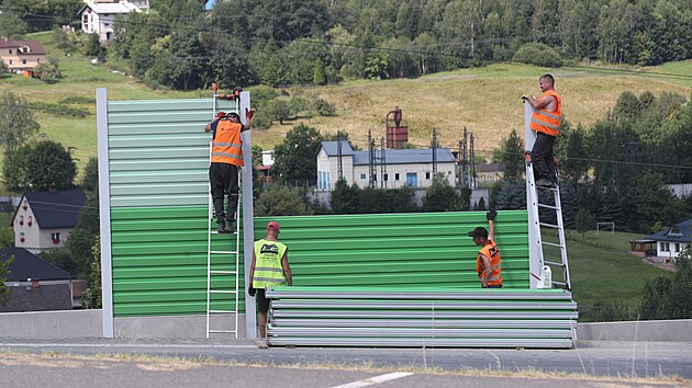 Na instalaci protihlukovch stn podl silnice I/68 u Most u Jablunkova se pracovalo ve vech tech termnech kontrol redaktor MF DNES. (31. ervence 2024)