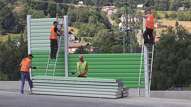 Na instalaci protihlukovch stn podl silnice I/68 u Most u Jablunkova se pracovalo ve vech tech termnech kontrol redaktor MF DNES. (31. ervence 2024)