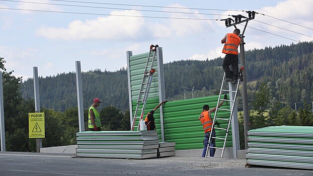 Na instalaci protihlukovch stn podl silnice I/68 u Most u Jablunkova se pracovalo ve vech tech termnech kontrol redaktor MF DNES. (31. ervence 2024)