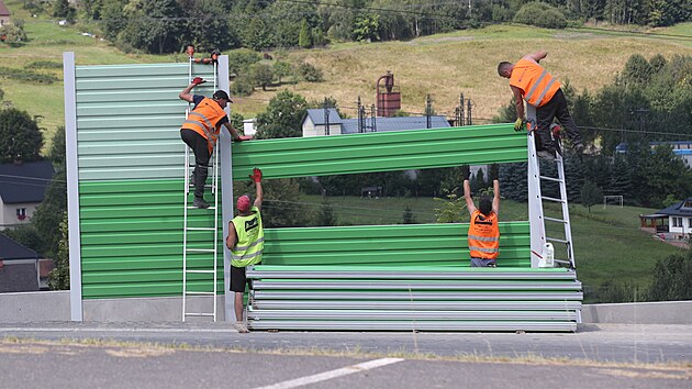 Na instalaci protihlukovch stn podl silnice I/68 u Most u Jablunkova se pracovalo ve vech tech termnech kontrol redaktor MF DNES. (31. ervence 2024)