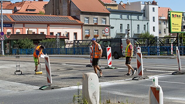 Oprava Klatovsk tdy v Plzni u kiovatky Belnka. Pracovnci mili 30. ervence ped polednem nov poloenou vrstvu asfaltov smsi v rekonstruovan silnici. (30. ervence 2024)