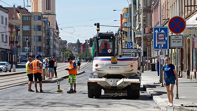 Oprava Klatovsk tdy v Plzni v rovni nmst T. G. Masaryka. Pracovnci mili 30. ervence ped polednem nov poloenou vrstvu asfaltov smsi v rekonstruovan silnici. (30. ervence 2024)