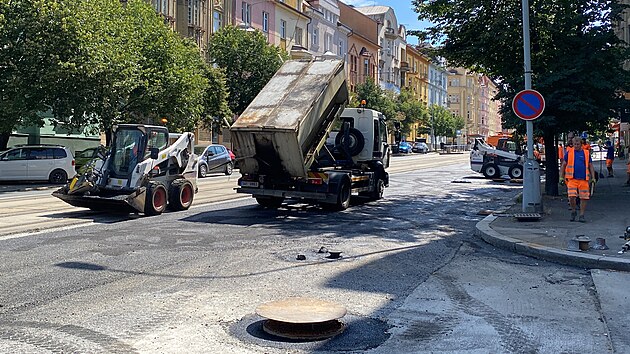 Oprava Klatovsk tdy v Plzni mezi kiovatkami Belnka a V Bezovce. Ve stedu 14. srpna odpoledne  byl v opravovanm seku il pracovn ruch, i kdy teplomr v pl tet odpoledne ukazoval teplotu vzduchu 33 stup Celsia. Ve pipravovali na pokldku posledn asfaltov vrstvy, kter byla naplnovan na nsledujc den. (14. srpna 2024)