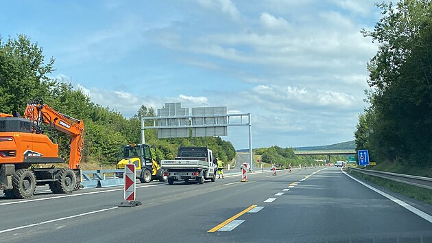 Ve tykilometrovm seku mezi tunelem Valk a sjezdem na Litice je snen rychlost a doprava svedena do odstavnho a pravho jzdnho pruhu. Ve stedovm psu dlnci betonuj desky pro osazen odolnjch svodidel zejmna kolem mostnch pil. /20. srpna 2024)