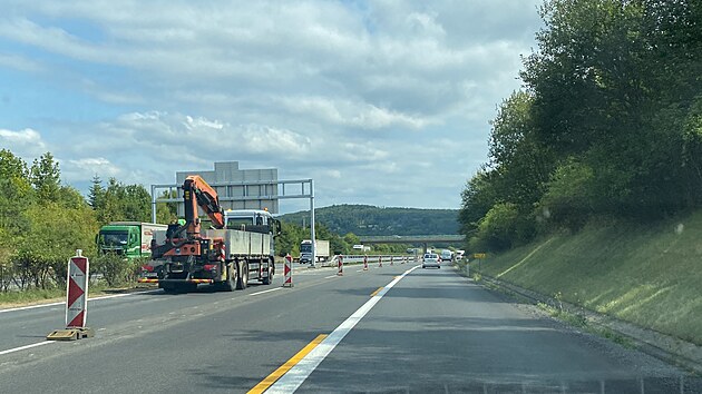 Ve tykilometrovm seku mezi tunelem Valk a sjezdem na Litice je snen rychlost a doprava svedena do odstavnho a pravho jzdnho pruhu. Ve stedovm psu dlnci betonuj desky pro osazen odolnjch svodidel zejmna kolem mostnch pil. /20. srpna 2024)