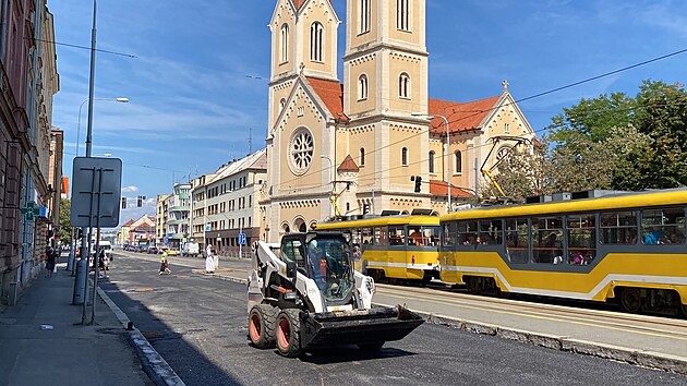 Oprava Klatovsk tdy v Plzni mezi kiovatkami Belnka a V Bezovce. Ve stedu 14. srpna kolem pl tet odpoledne teplomr ukazoval teplotu vzduchu 33 stup Celsia, na staveniti byl il ruch. Ve museli zvldnout dodlat, nsledujc den rno najely na opravovan sek finiery a zaala pokldka posledn asfaltov vrstvy na opraven silnici. (14. srpna 2024)