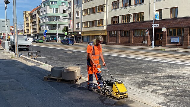 Oprava Klatovsk tdy v Plzni mezi kiovatkami Belnka a V Bezovce. Ve stedu 14. srpna kolem pl tet odpoledne teplomr ukazoval teplotu vzduchu 33 stup Celsia, na staveniti byl il ruch. Ve museli zvldnout dodlat, nsledujc den rno najely na opravovan sek finiery a zaala pokldka posledn asfaltov vrstvy na opraven silnici. (14. srpna 2024)