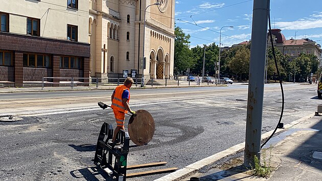 Oprava Klatovsk tdy v Plzni mezi kiovatkami Belnka a V Bezovce. Ve stedu 14. srpna kolem pl tet odpoledne teplomr ukazoval teplotu vzduchu 33 stup Celsia, na staveniti byl il ruch. Ve museli zvldnout dodlat, nsledujc den rno najely na opravovan sek finiery a zaala pokldka posledn asfaltov vrstvy na opraven silnici. (14. srpna 2024)