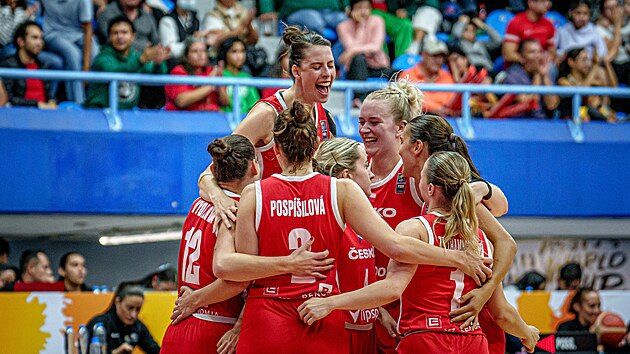 Radost �eských basketbalistek z postupu do finále.