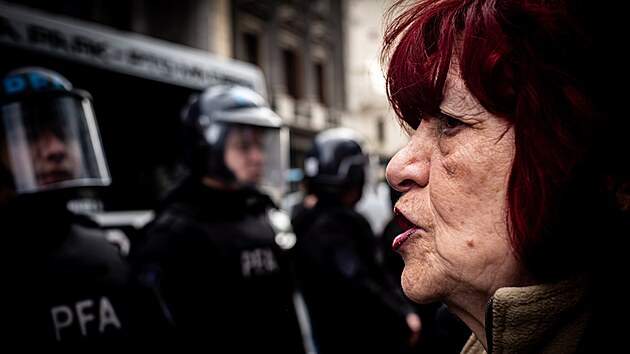 Argentint dchodci protestovali proti prezidentskmu vetu zkona o valorizaci penz. Policie na n pouila slzn plyn. (28. srpna 2024)