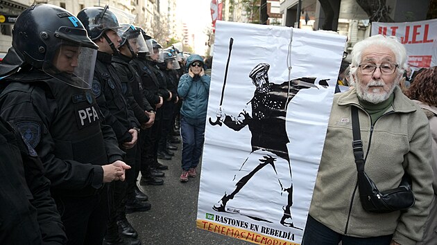 Argentint dchodci protestovali proti prezidentskmu vetu zkona o valorizaci penz. Policie na n pouila slzn plyn. (28. srpna 2024)