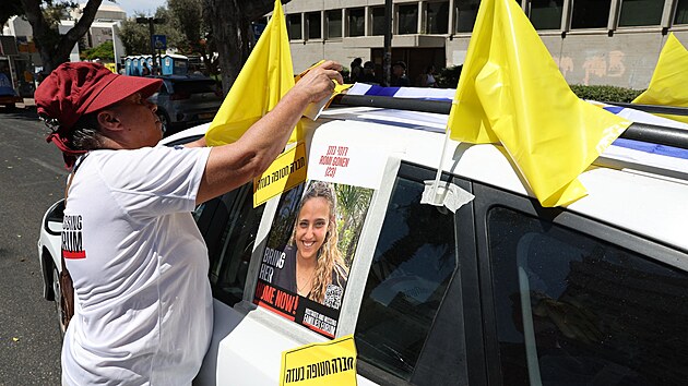 Rodiny izraelsk�ch rukojm�ch, kter� u� m�s�ce v�zn� palestinsk� teroristick� hnut� Ham�s, vyr�ej� k hranic�m P�sma Gazy. Cht�j� tak p�im�t izraelskou vl�du, aby s Ham�sem uzav�ela dohoda o p��m���. (28. srpna 2024)