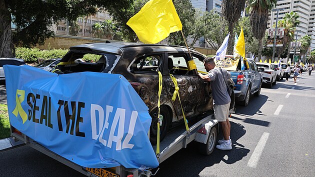 Rodiny izraelsk�ch rukojm�ch, kter� u� m�s�ce v�zn� palestinsk� teroristick� hnut� Ham�s, vyr�ej� k hranic�m P�sma Gazy. Cht�j� tak p�im�t izraelskou vl�du, aby s Ham�sem uzav�ela dohoda o p��m���. (28. srpna 2024)