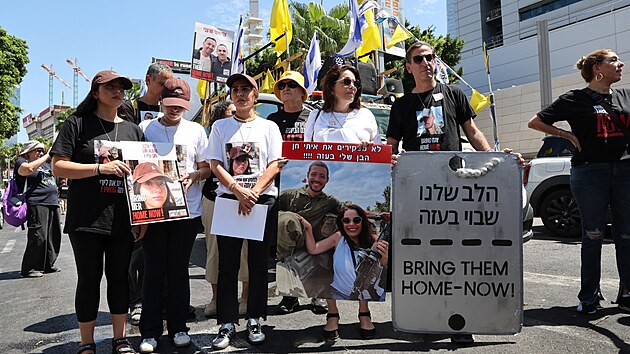 Rodiny izraelsk�ch rukojm�ch, kter� u� m�s�ce v�zn� palestinsk� teroristick� hnut� Ham�s, vyr�ej� k hranic�m P�sma Gazy. Cht�j� tak p�im�t izraelskou vl�du, aby s Ham�sem uzav�ela dohoda o p��m���. (28. srpna 2024)