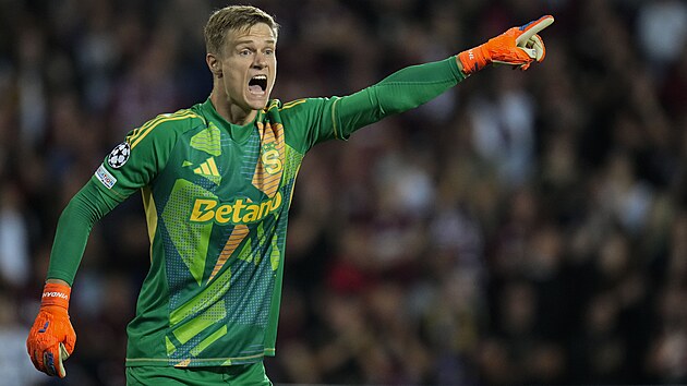 Spar�ansk� brank�� Peter Vindahl b�hem odvetn�ho utk�n� play off Ligy mistr� proti Malm�.