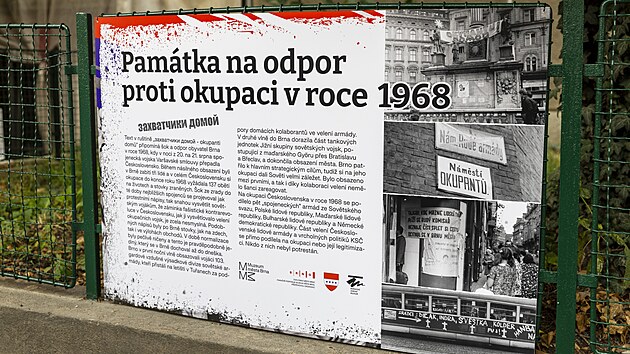 Okupanti dom. Npis v azbuce na tarasu domu v Brn vydrel celou dobu normalizace. Nyn z nj je pamtnk na srpnov udlosti roku 1968. (21. 8. 2024)