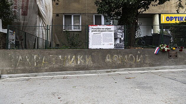 Okupanti dom. Npis v azbuce na tarasu domu v Brn vydrel celou dobu normalizace. Nyn z nj je pamtnk na srpnov udlosti roku 1968. (21. 8. 2024)