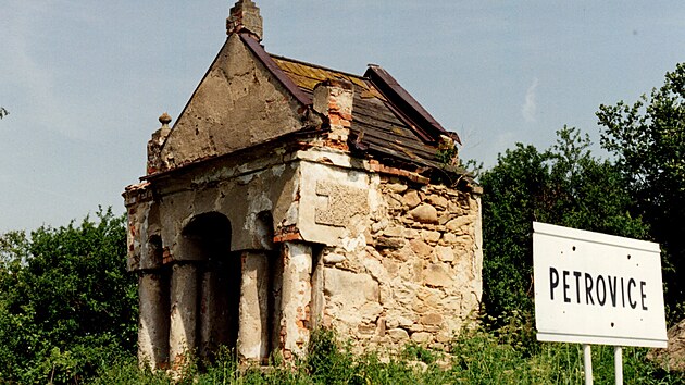 V takto zuboenm stavu se petrovick kaplika nachzela na pelomu 80. a 90. let minulho stolet.