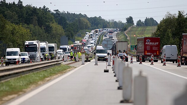 Od potku tohoto tdne se silnii na zahjen rekonstrukce mostu pipravovali. Jeho okol osazovali znakami, stavli provizorn jzdn pruhy. Ped mostem se z obou smr tvoily mnohakilometrov kolony. (20. srpna 2024)