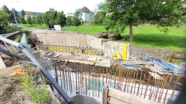 Pracovn nasazen na silninm most ve Velkm Bezn bylo v plnm tempu. Na fotografii jsou vidt betonsk vztue, kter jsou pipraven k jejich nslednmu zabetonovn. (Velk Bezno, steda 31.7.2024 ve 14.30)