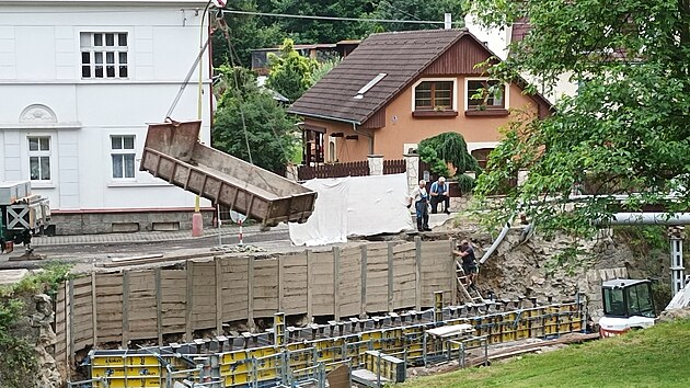 Na rekonstrukci silninho mostu ve Velkm Bezn pracovalo nkolik dlnk. Pracovnk, kter obsluhoval jeb, umisuje do rigolu potoka kovovou vanu. (Velk Bezno, pondl 22.7.2024 v 10.30)