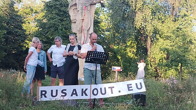 Vedle uctn pamtky zemelch petenm jejich jmen organiztoi tak pipomenuli dva konkrtn pbhy zastelench nevinnch oban.