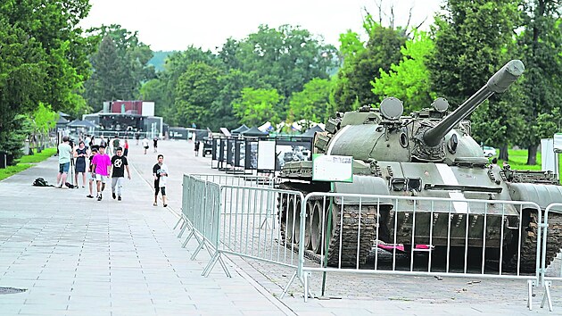 Jako u tradin dorazil tank, kter byl v srpnu 1968 skuten armdou...
