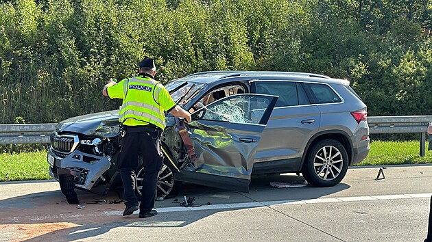 Nkolik vozidel havarovalo na Praskm okruhu ve smru na dlnici D5 ped sjezdem na Vestec. Na mst zasahuj policist, hasii a zchrani. Na pomoc piletl vrtulnk. (27. srpna 2024)