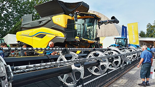 Toto je jeden z nejv�t��ch kombajn� na sv�t� New Holland CR 11.