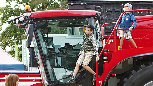 D�ti na zem�d�lsk�ch stroj�ch