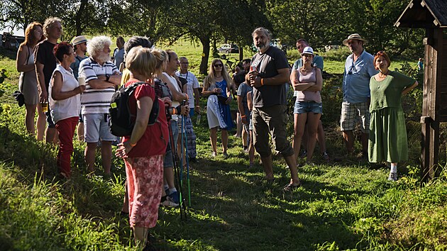 Zjemce o historii tvrze pmo pi festivalu Pasovarsk tvrzen provzel pamtk Daniel nejd.