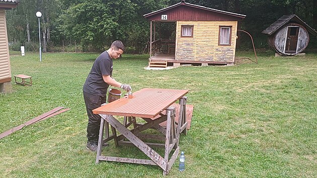 Studenti z nkolika zem pomhaj pi opravch kempu Ontario v Kyselce na Karlovarsku.