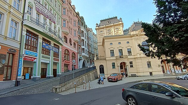 Karlovarsk divadlo, zzem m v jedn ze sousednch budov, pstupnch podzemn chodbou.