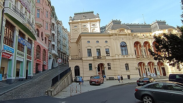 Karlovarsk divadlo, zzem m v jedn ze sousednch budov, pstupnch podzemn chodbou.