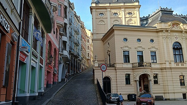 Karlovarsk divadlo, zzem m v jedn ze sousednch budov, pstupnch podzemn chodbou.