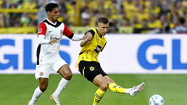 Nico Schlotterbeck z Dortmundu st��l� na br�nu Frankfurtu.