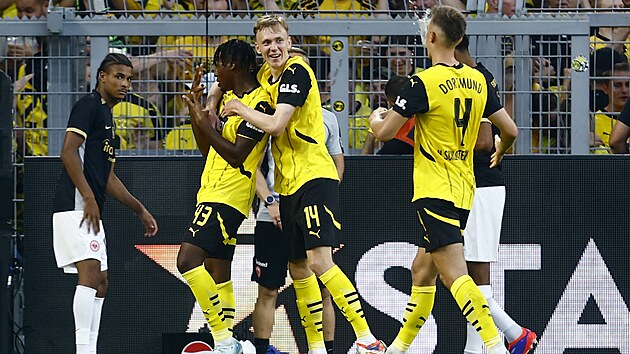 Fotbalist� Dortmundu se raduj� z g�lu.