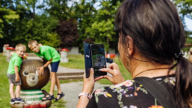 Devn sochy medvd od Kolna nabz roztomil fotografie s dtskmi hrdiny.